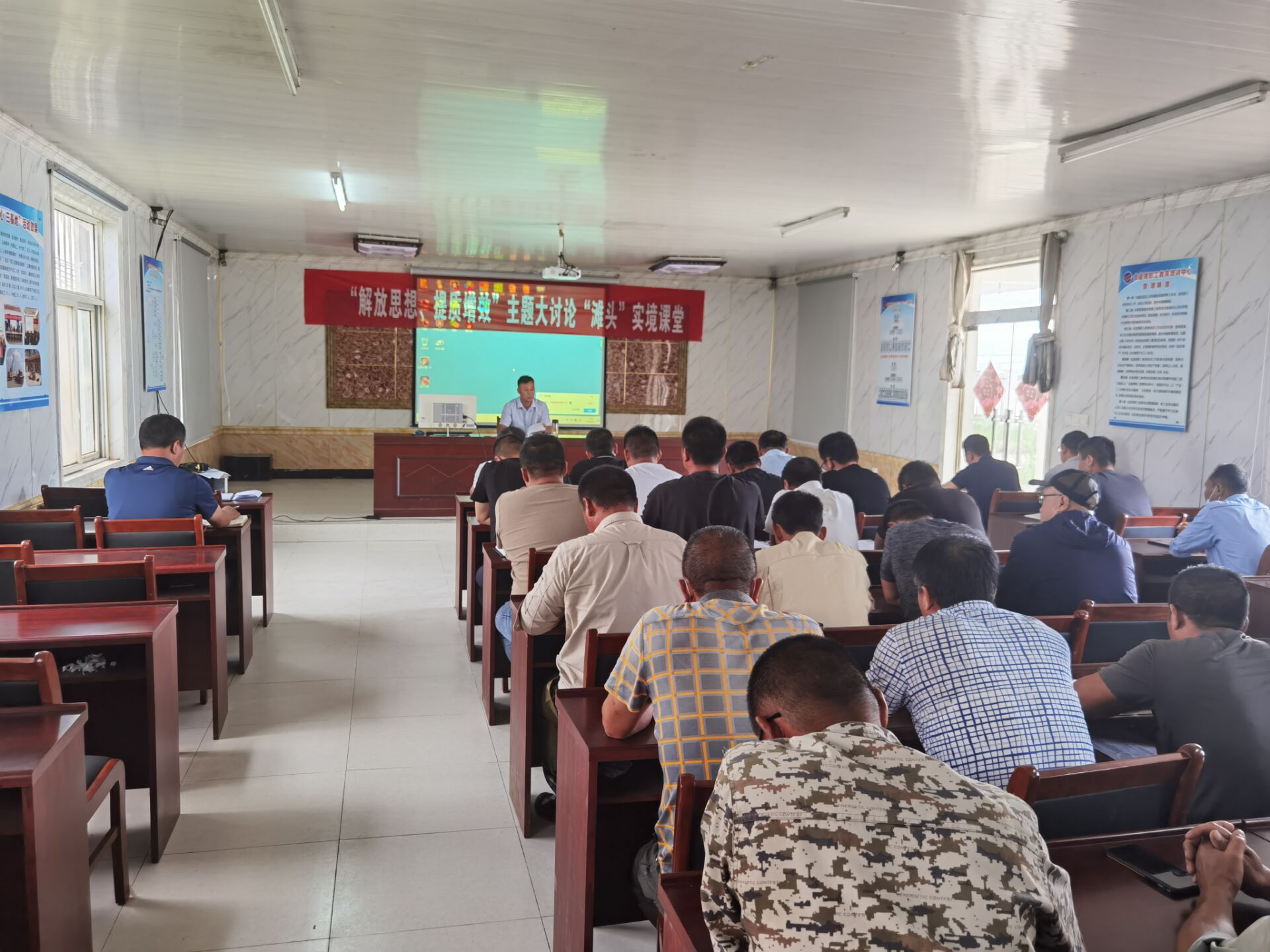 吳衛(wèi)平在生產灘頭課堂上課.jpg 吳衛(wèi)平在生產灘頭課堂上課.jpg